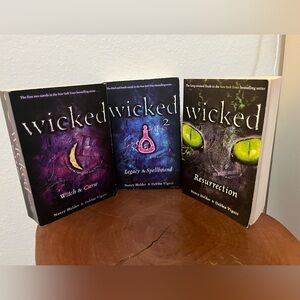 Wicked Book Trilogy Set by Nancy Holder & Debbie Viguie
